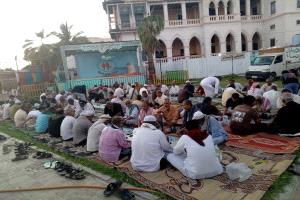 ​خريجو ثانوية المكلا (الدفعة الـ15) يحيون تقليدهم السنوي بمأدبة إفطار تجمع الأجيال بالوفاء