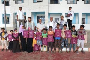 الخلية الإنسانية تواصل توزيع كسوة العيد لـ5500 طفل في مديريات الحديدة المحررة