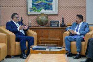 سفير اليمن يحث مع نائب وزير الخارجية الماليزي تعزيز التعاون الثنائي في عدد من المجالات