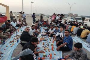 أبناء مدينة الخديرة في أبين يقيمون إفطارًا رمضانيًا جماعيًا في العاصمة المؤقتة عدن