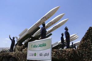 أسوشييتد برس: استنزاف مخزون أسلحة الحوثيين وتحذيرات أمريكية من تصعيد وشيك