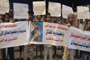 تصعيد عسكري في عدن.. أفراد اللواء الثالث حزم ينفذون مسيرة احتجاجية ويطالبون بإحالة قيادتهم للقضاء العسكري