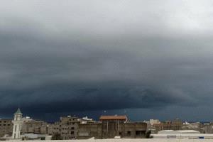 سحابة ماطرة قبالة سواحل المكلا