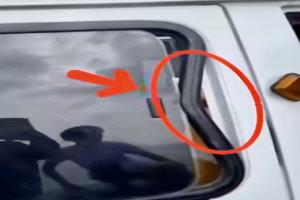 سرقة 12 هاتفًا من مرتادي شاطئ العشاق في عدن بعد كسر نافذة 3 باصات