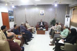 لقاء يناقش أوضاع الطرق والمشاريع المتعثرة في ابين وسبل تسريع إنجازها