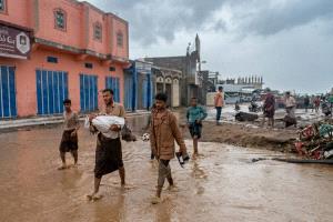 كارثة السيول في المخا.. أطفال بين الضحايا ومفقودون تحت المياه وسط نداءات استغاثة عاجلة