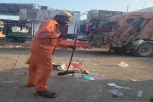 محافظ المهرة يشيد بجهود عمال النظافة في الحفاظ على نظافة الغيضة خلال عيد الفطر