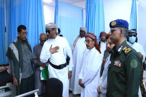 الجعفري وقويزان يتفقدان أحوال المرضى بمستشفى الغيضة ويقدمان لهم هدايا عيدية باسم قيادة السلطة المحلية