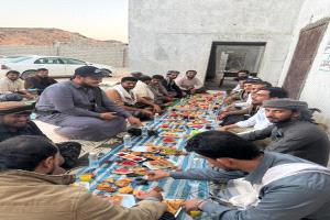 كوادر صحية ونشطاء بمناطق الواحدي ينظمون إفطارًا بمدينة عزان