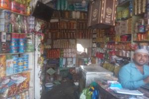 تعز. محلات تتعرض لسرقة من قبل مجهولون  في سوق مفرق جبل حبشي.