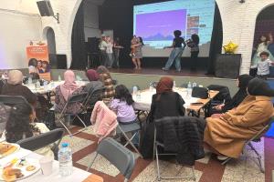 جلسة عيد بطابع يمني تجمع نساءً من ثقافات مختلفة في بلجيكا