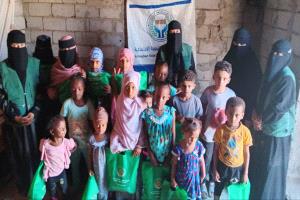 جمعية المسيمير التنموية الاجتماعية  توزع  ملابس للأسر الأشد فقرًا والأيتام في مديرية خنفر