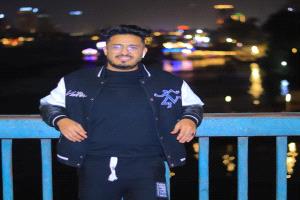 فنان يمني يعود بعد غياب طويل.. وتوقيفه في مطار العاصمة المؤقتة عدن يثير جدلاً واسعاً