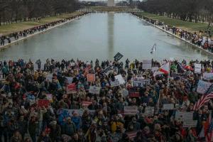 مظاهرات واسعة في الولايات المتحدة تحت شعار "لا ملوك" احتجاجاً على سياسات ترمب