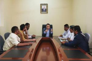 أمين محلي أبين يشدد على اهمية الالتزام بالمعايير المحددة وشروط الاستحقاق المعتمدة بشفافية في تنفيذ مشروع المساعدات الغذائية الطارئة