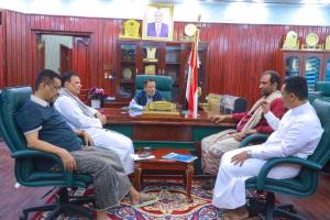 محافظ المهرة يلتقي مدير مكتب الشباب والرياضة بمديرية الغيضة ويشيد بنشاط المكتب