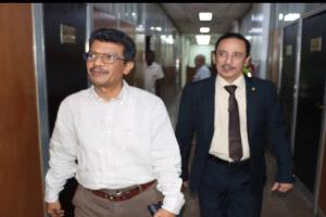 جولة تفقدية لقيادة شركة النفط بعدن لمتابعة سير العمل وتهنئة الموظفين