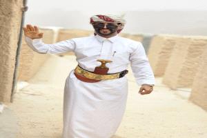 الرسام أبو أحمد بن غديد يهنئ محافظ شبوة بعيد الفطر ويشيد بجهوده التنموية