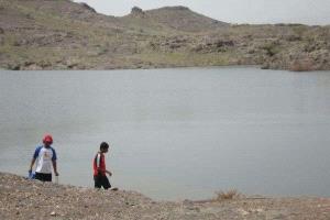 وفاة طفل غرقًا في أحد الحواجز المائية بتعز