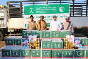 مركز الملك سلمان للإغاثة يدشن توزيع المساعدات الغذائية الطارئة بمحافظة سقطرى
