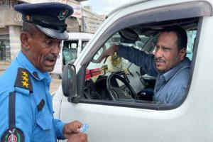 شرطة السير بعدن تنفذ حملة لضبط السيارات المخالفة وتؤكد استمرار الإجراءات القانونية