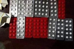 عدن: القبض على مروّجي مخدرات بحوزتهم أسلحة وقنبلة هجومية في عمليتين متفرقتين