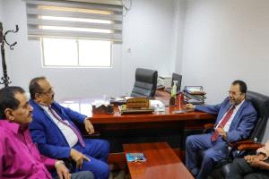 وزير الكهرباء يلتقي نائب محافظ لحج ويؤكد بدء توريد الإيرادات إلى حساب البنك المركزي