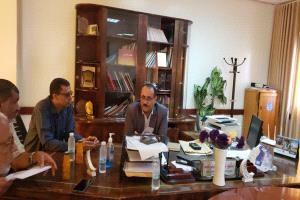 نائب محافظ لحج يشيد بمستوى الانضباط للدوام الرسمي بمكتب صحة المحافظة ويناقش ابرز الصعوبات في القطاع الصحي