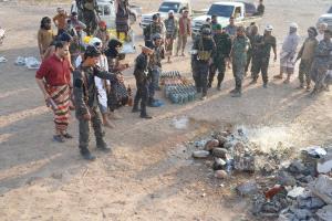 إتلاف مئات القنينات من الخمور في لحج بعد ضبطها بعملية أمنية