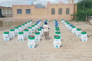 توزيع "حقائب كرامة" للأسر المتضررة من السيول بمخيم المدينة في أبين