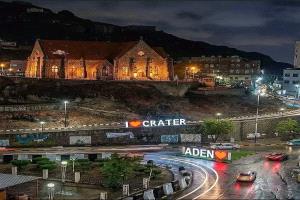 هطول أمطار في عدن وسط تحذيرات من تقلبات جوية