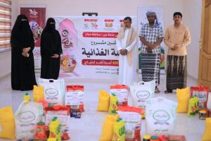 الوكيل الفني يدشّن المرحلة الثانية من مشروع السلة الغذائية بالمهرة لمؤسسة فينا خير ومركز الأيتام