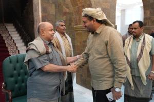 الشيخ العكبري يؤدي صلاة عيد الفطر المبارك في المكلا