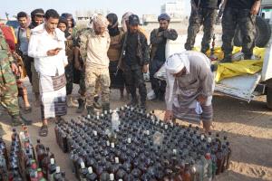 لحج.. نيابة تبن تتلف كميات ضخمة من الخمور التي ضبطتها إدارة مكافحة المخدرات بالمحافظة