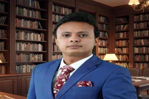 سمير السروري: اليمنيون يقفون بين خيار الحرب والسلام وصنعاء تترقب المستقبل