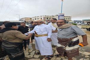 محافظ شبوة يتفقد مدينة عتق ويشدّد على الاستعداد لمواجهة الأمطار الغزيرة