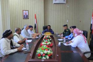 اجتماع بالمهرة يناقش الحد من رمي المخلفات في مجاري السيول