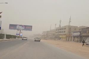 موجة غبار تضرب عتق في أول أيام العيد وتخنق الأجواء