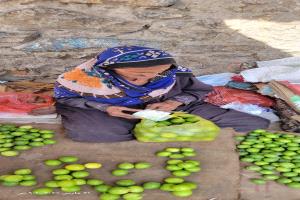 قصة صمود في شوارع الحوطة… “الحاجة حمّام” تبيع الليمون منذ 40 عاماً وتقاوم الحياة بابتسامة