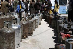 فوضى الغاز اليمني: الحرب تغذي التهريب إلى الحوثيين وأفريقيا