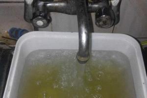 تلوث مياه الشرب بمياه الصرف الصحي يثير قلق سكان حي عبدالقوي في عدن