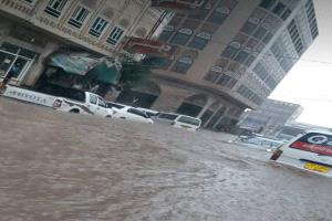 صنعاء تواجه أمطارًا غزيرة وسيول تجتاح الأحياء