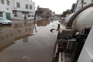 مؤسسة مياه عدن تواصل شفط مياه الأمطار وفتح انسدادات شبكات الصرف الصحي في مديريات العاصمة