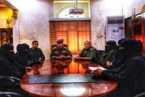 المدير العام للأمن والشرطة بساحل حضرموت يناقش تصور تنفيذ الأنشطة الرمضانية مع شبكة الشرطيات