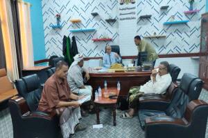 رئيس محكمة استئناف حضرموت يتفقد سير العمل بالمجمع القضائي بالمكلا ويشيد بالانضباط الوظيفي