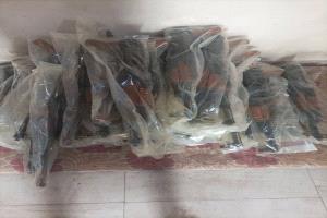 مصادر: سماسرة يعرضون أسلحة للبيع ويُرجَّح أنها نُهبت من مخازن قوات كانت في عدن