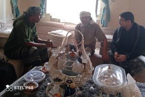 مدير عام الصحة بالمهرة يقوم بزيارة عيدية لمدير الترصد الوبائي السابق ويطمئن على صحته