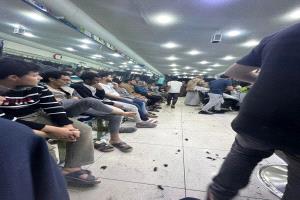 ما الذي يحدث في صنعاء؟ طوابير أمام صالون حلاقة تتحول إلى حديث الشارع