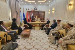 وزير الدفاع يبحث مع الصليب الأحمر تعزيز التعاون الإنساني