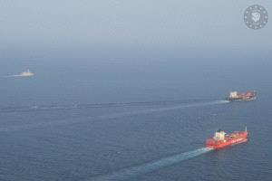 فرقاطة إيطالية تؤمّن عبور سفن تجارية في البحر الأحمر